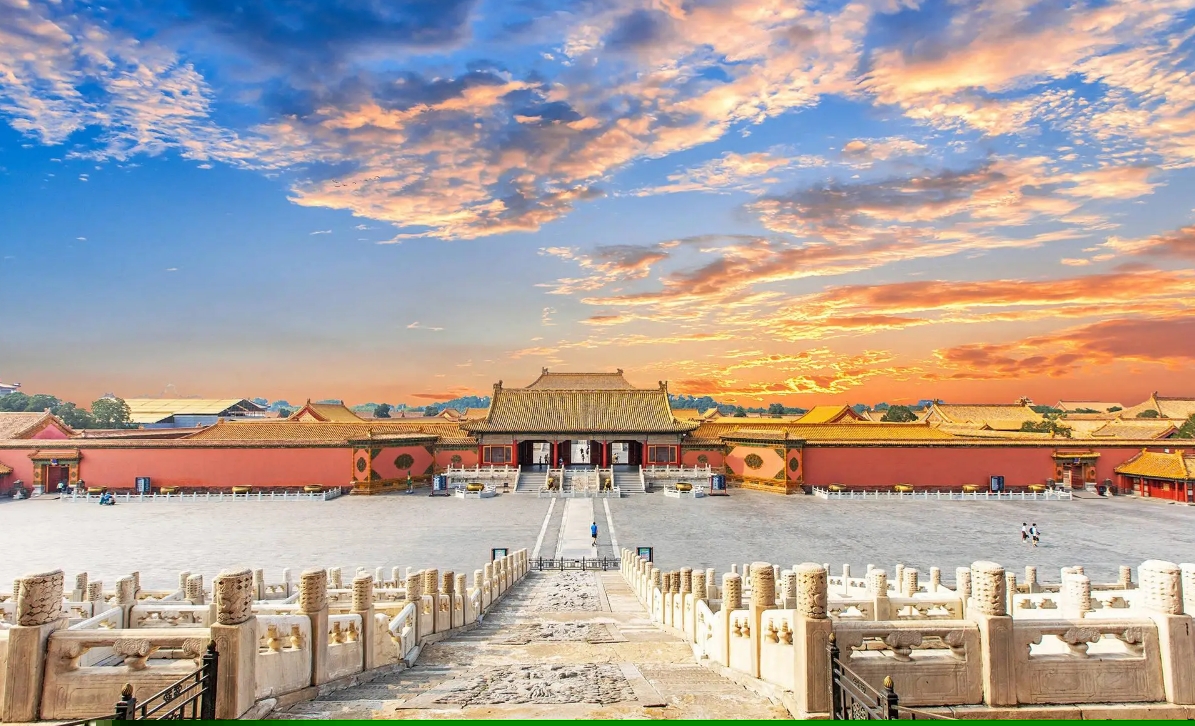 What cultural customs should be noted when traveling in China?